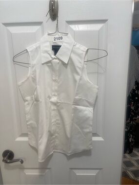 Ann Taylor White Sleeveless Button-Down Collared Top